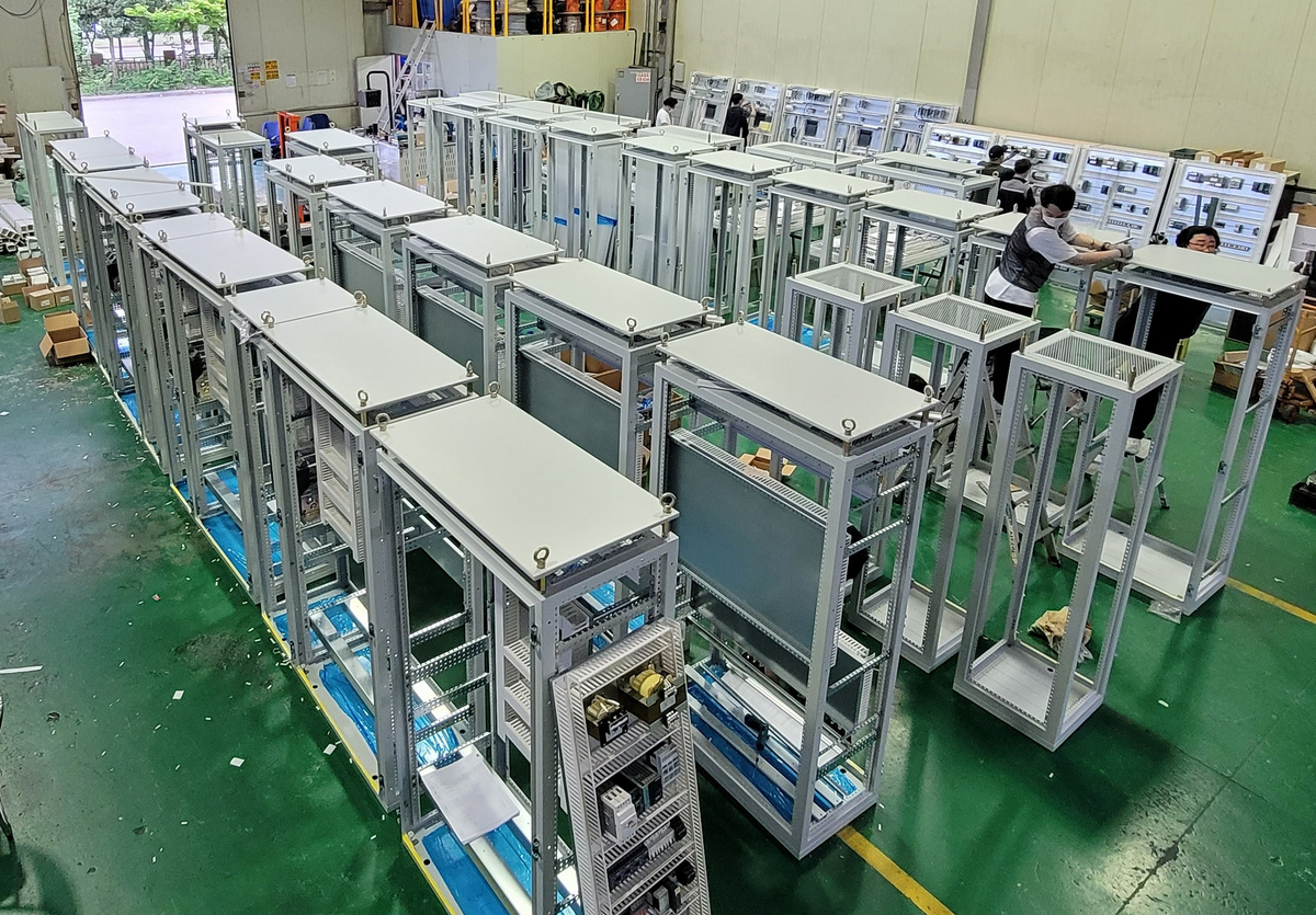 [Translate to Russian:] Manufacturing of the drives ran in parallel to several other activities, like procurement and engineering, in order to meet the deadline. 