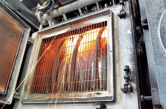 Máquina de briquetagem produzindo ferro briquetado a quente