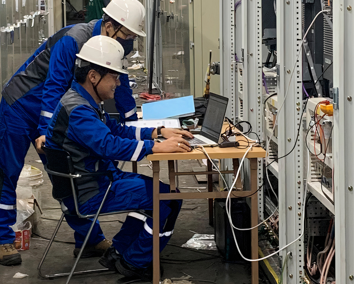Service Ingenieure von Primetals Technologies während der Installation und Inbetriebsetzung der Antriebe bei SeAH Besteel. 