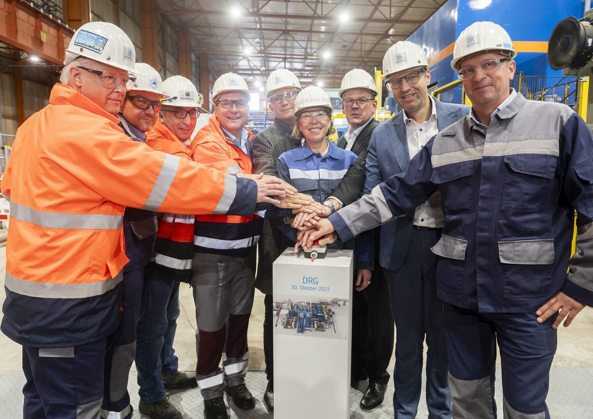 The inauguration ceremony took place on October 30. From left to right: Harald Espenhahn (Head of Technology and Environment Management, thyssenkrupp Steel), Ralf Häußler (Technology, thyssenkrupp Steel), Engin Karakurt (Works Council, thyssenkrupp Steel Bochum), Andy Rohe (Head of Downstream Operations, thyssenkrupp Steel), Thomas Wollinger (Managing Director, Bochum Economic Development), Heike Denecke-Arnold (Chief Operations Officer, thyssenkrupp Steel), Hans-Jürgen Zeiher (Executive Vice President, Primetals), Thomas Eiskirch (Lord Mayor of Bochum), and Markus Kovac (Plant Area Manager Bochum, thyssenkrupp Steel). Copyright: thyssenkrupp Steel.