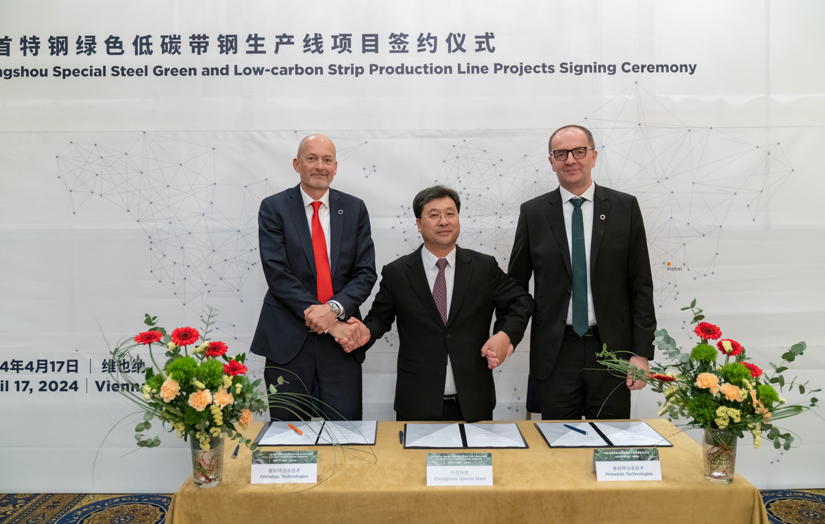 Foto von der Unterzeichnungszeremonie in Wien. Von links nach rechts: Andreas Viehböck, Head of Upstream Technologies bei Primetals Technologies, Zheng Ting Wen, Chairman bei Zhongshou Special Steel, und Tomislav Koledic, CEO von Primetals Technologies China.