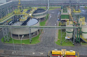 Tratamento de água para a aciaria a convertedor, Cosipa, Cubatão, Brasil 