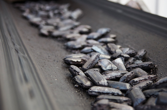Ferro briquetado a quente na correia transportadora