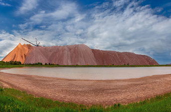 Dewatered tailings as stack pile for safe tailing storage