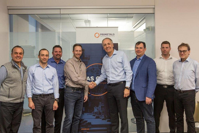 Primetals Technologies and ITR team up on predictive maintenance solutions: Jonathan Davis, CEO at ITR (center left) and Karl Purkarthofer, Head of Metallurgical Services at Primetals Technologies (center right), shake hands on the occasion of the signing ceremony.