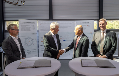 Representatives from Salzgitter and Primetals Technologies at the contract signing ceremony.