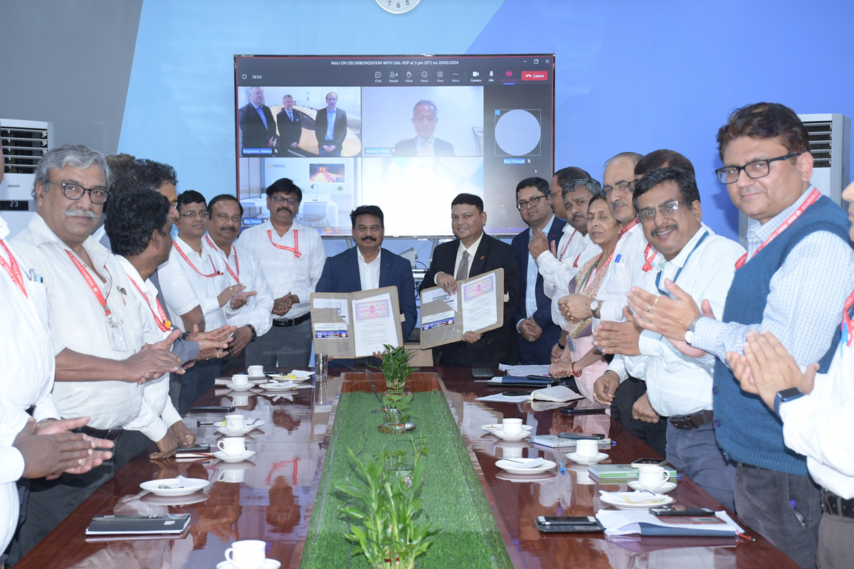 Representantes da SAIL e da Primetals Technologies durante a cerimônia de assinatura do contrato na usina de Rourkela da SAIL, em Odisha, Índia. 