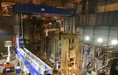 A special crane moves the rolling stand R1 to its new position as R 3 in the Arvedi ESP line of Acciaieria Arvedi in Cremona, Italy. The modernization project was carried out by Primetals Technologies and is part of an upgrade aimed at raising the line´s production capacity to 3 million metric tons per year.