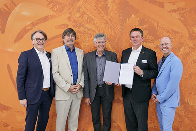 The signing ceremony took place at the trade fair METEC in Düsseldorf.