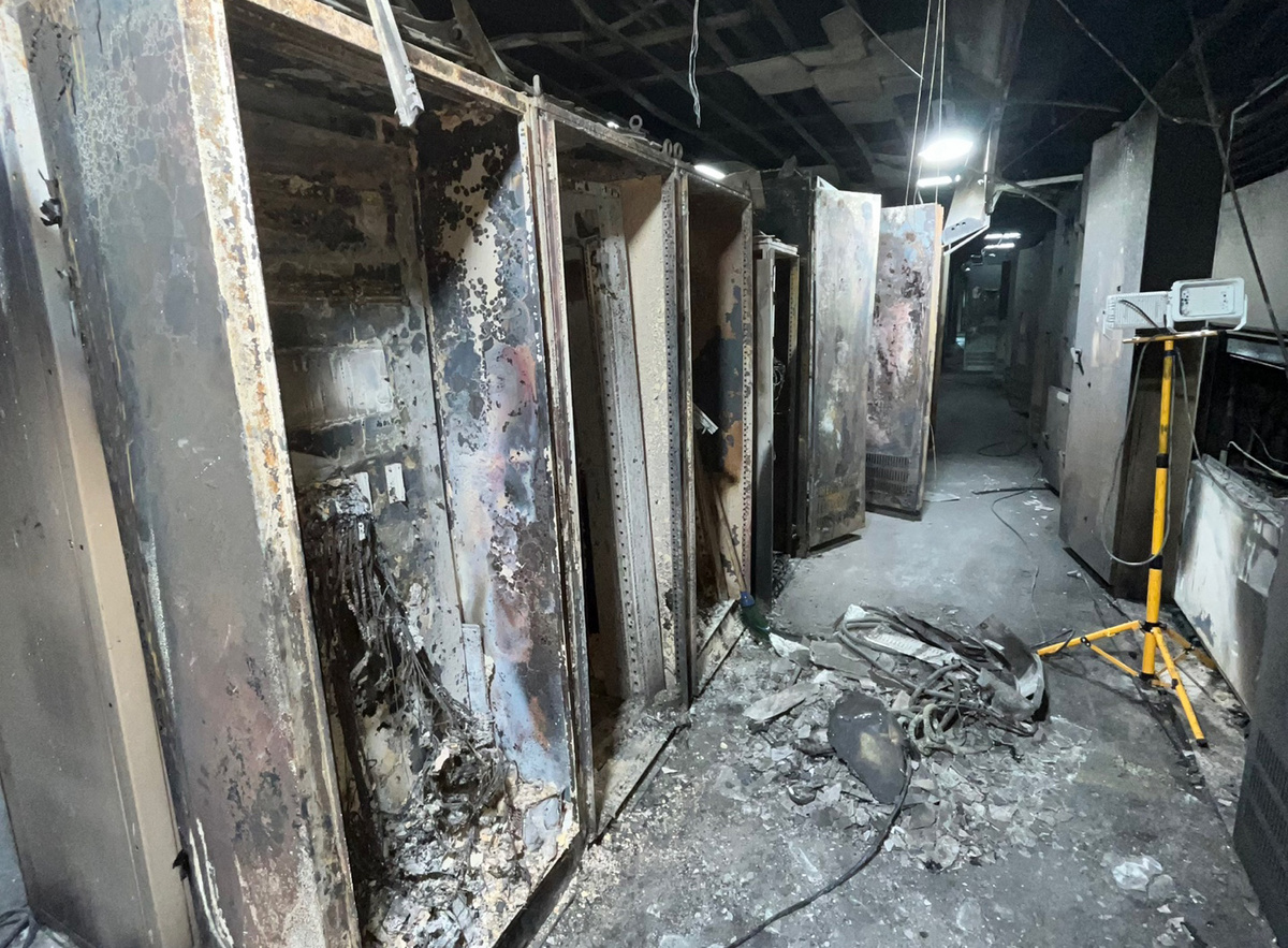 Durch das Feuer wurden die komplette Einrichtung im Elektrik und Automatisierungs Schalthaus, der Stahlträgerstraße, schwer beschädigt.