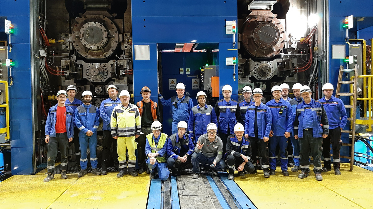 The Primetals Technologies team celebrating the first coil at thyssenkrupp Steel’s new double reversing mill.