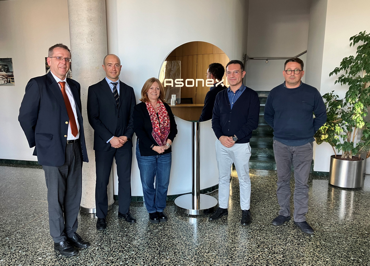 [Translate to Russian:] Representatives from Primetals Technologies and ASONEXT at the occasion of the contract signing. From left to right: Johannes Spiess, Head of Sales Converter Plants, Claudio Trungadi, Sales Expert Converter Plants, both with Primetals Technologies, and from ASONEXT: Paola Artioli, President of ASONEXT SPA, Federico Curreli, COO, and Daniele Scalvini, Purchasing Manager. 