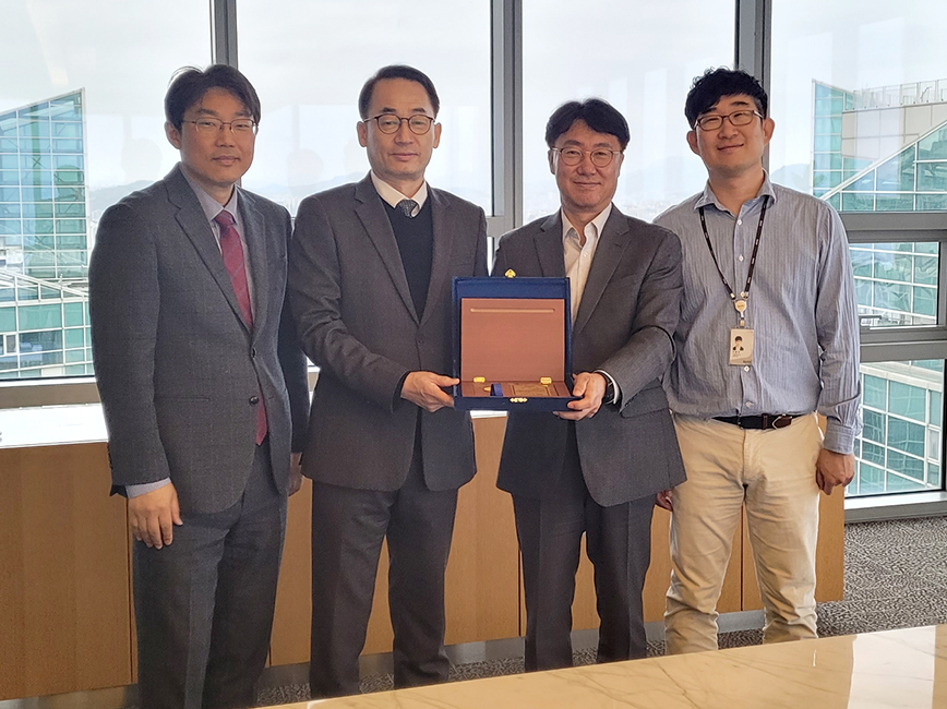 Primetals Technologies receiving the prestigious award at the head office of SeAH Besteel. From left to right: Kyonghoon Han, Head of Project Execution at Primetals Technologies Korea, SukGyu Lee, CEO of Primetals Technologies Korea, Chansik Youn, Head of Finance and Accounting & Procurement division at SeAH Besteel, and Yongseok Lee, Team Leader of Procurement at SeAH Besteel. 