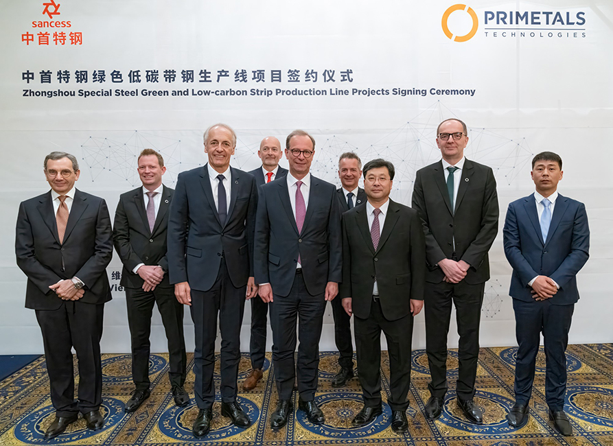 Vertreter von Zhongshou und Primetals Technologies bei der Unterzeichnungszeremonie in Wien.