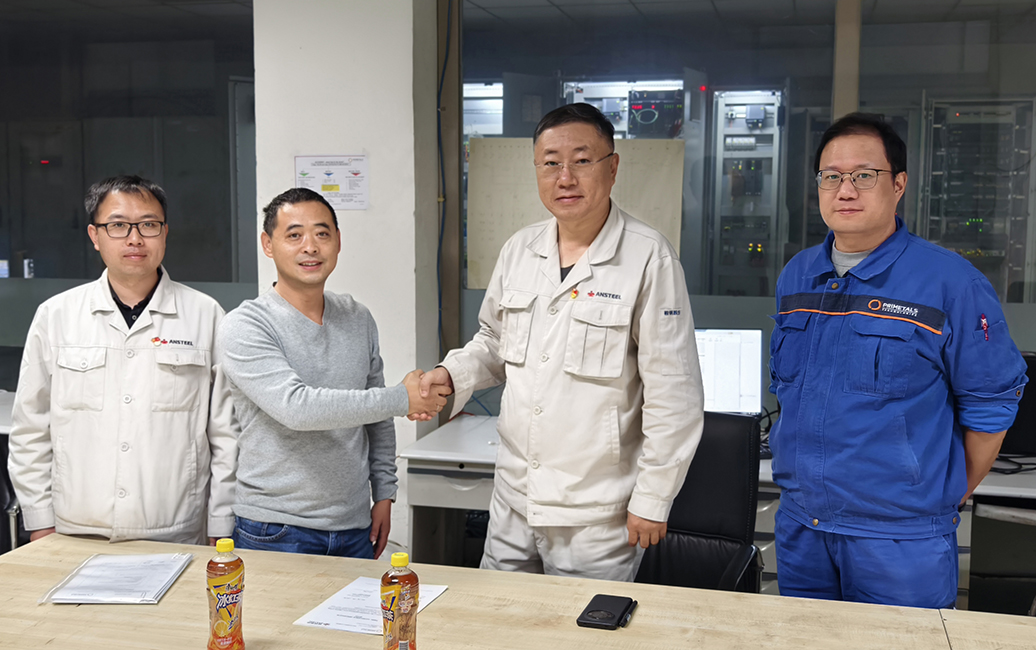 普锐特冶金技术和鞍钢股份的代表在最终验收证书签发现场合影留念。
