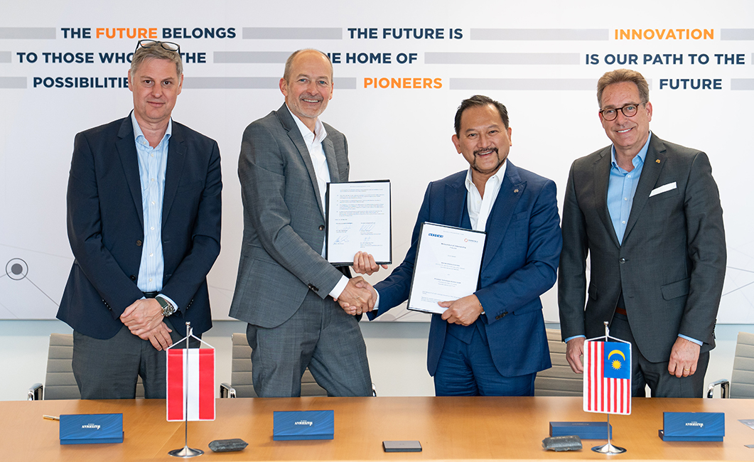 The agreement for the new MIDREX HBI plant was signed by Friedemann Plaul, Senior Vice President Iron- and Steelmaking, Andreas Viehboeck, Executive Vice President and Head of Global Business Unit Upstream, both with Primetals Technologies, and YM Tunku Dato Yacoob Khyra, Executive Group Chairman, and Uwe Ahrens, CTO, both with Khyra-Melewar Group. 