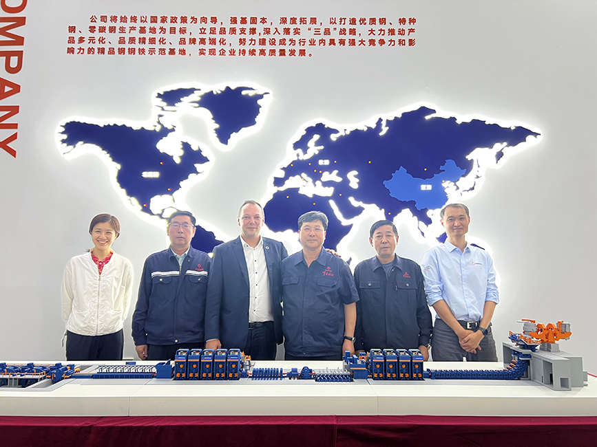 Arvedi ESPラインモデルを前に両社の代表者  左から   Liu Chang氏（プライメタルズ テクノロジーズ チャイナSenior BD Manager） Yu Jian Shui氏（中首特鋼 General Manager） Franz Glaser氏（プライメタルズ テクノロジーズESP Sales Director） Zheng Ting Wen氏（中首特鋼Chairman） Li Lian Zheng氏（中首特鋼 Vice President） Huang Wei氏（プライメタルズ テクノロジーズ チャイナ Sales Director Upstream） 
  